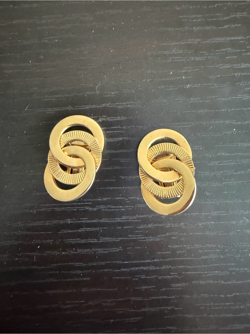 Vintage  Gold-Tone Interlocking Circle clip Earrings